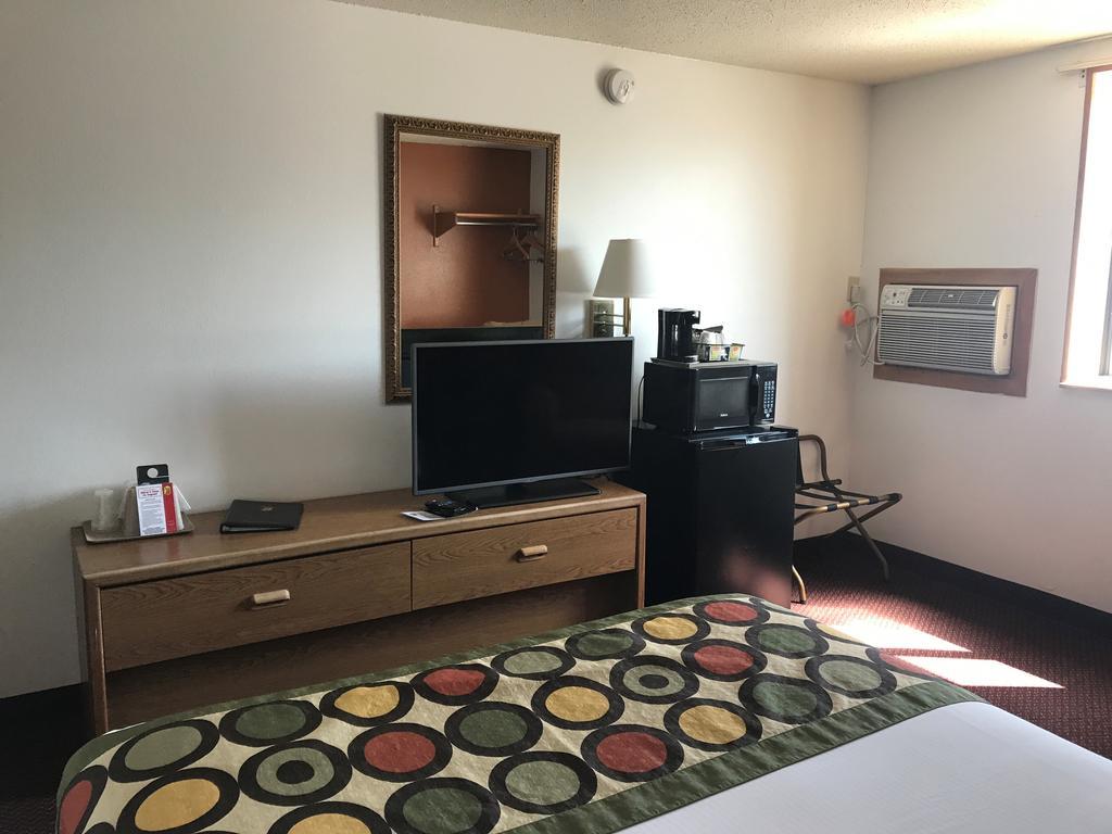 Super 8 By Wyndham Aberdeen East מראה חיצוני תמונה